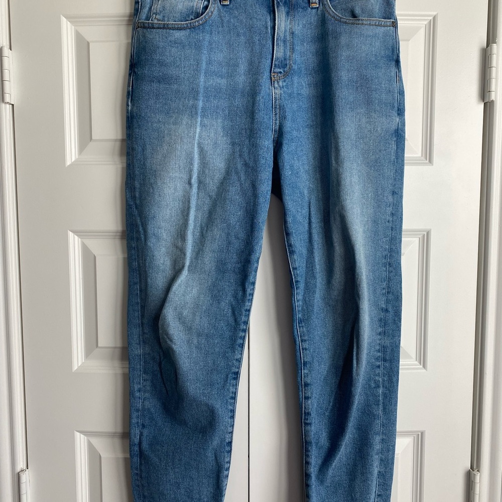 Blue Straight Leg Jeans with Classic Denim Style